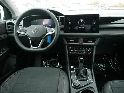 2025 Volkswagen Taos 1.5T SE Black