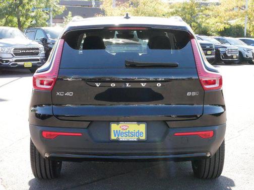 2024 Volvo XC40 B5 Plus Dark Theme