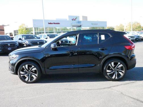2024 Volvo XC40 B5 Plus Dark Theme