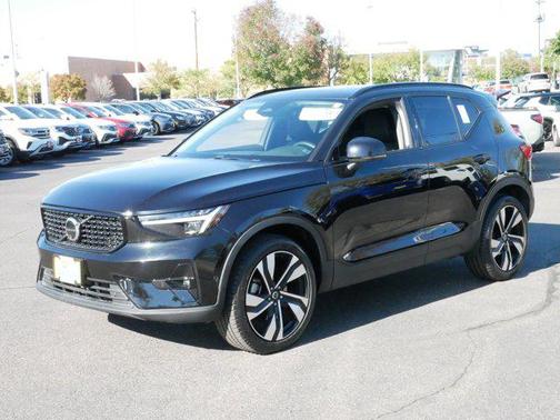 2024 Volvo XC40 B5 Plus Dark Theme