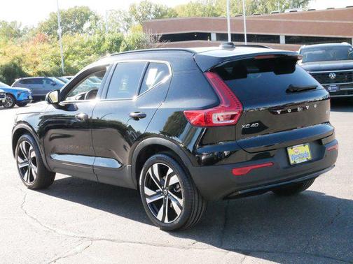 2024 Volvo XC40 B5 Plus Dark Theme