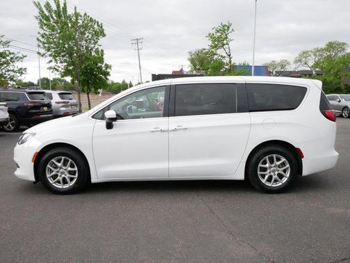 2022 Chrysler Voyager LX