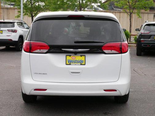 2022 Chrysler Voyager LX
