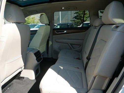 2025 Volkswagen Atlas 2.0T SE w/Technology 4MOTION