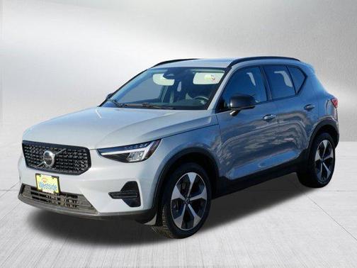 2024 Volvo XC40 B5 Core Dark Theme