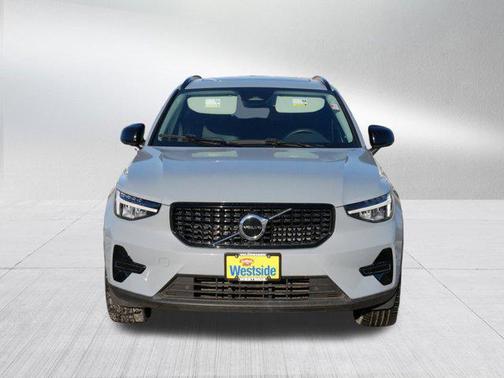 2024 Volvo XC40 B5 Core Dark Theme