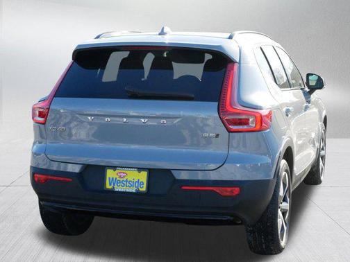 2024 Volvo XC40 B5 Core Dark Theme