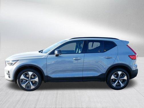 2024 Volvo XC40 B5 Core Dark Theme