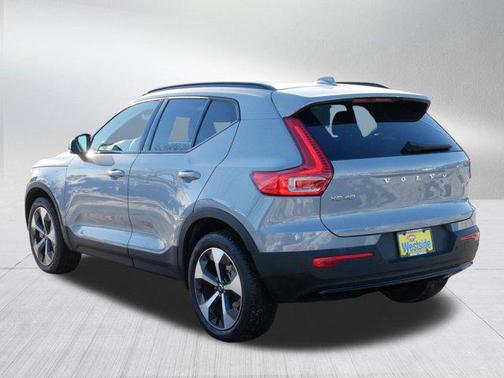2024 Volvo XC40 B5 Core Dark Theme