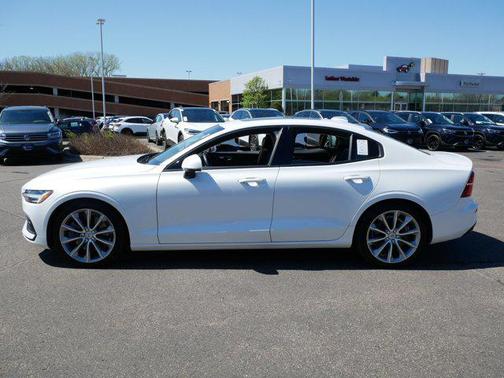 Crystal White Pearl Metallic 2019 Volvo S60 T6 Momentum