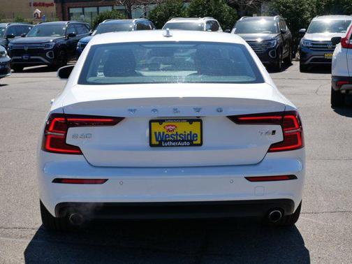 Crystal White Pearl Metallic 2019 Volvo S60 T6 Momentum