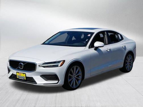 Crystal White Pearl Metallic 2019 Volvo S60 T6 Momentum