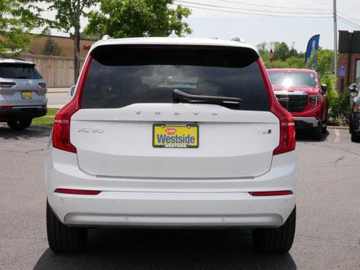2022 Volvo XC90 T6 Momentum