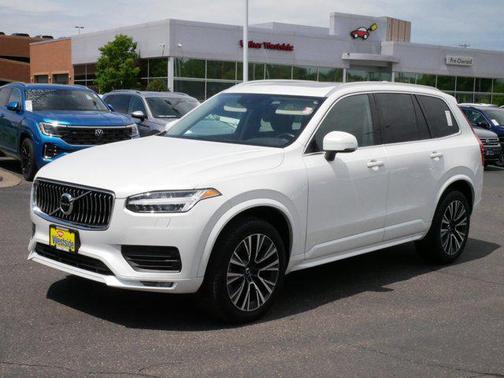 2022 Volvo XC90 T6 Momentum