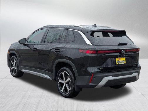 Deep Black Pearl 2026 Volkswagen Tiguan 2.0T SE 4MOTION