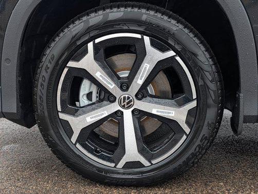 Deep Black Pearl 2026 Volkswagen Tiguan 2.0T SE 4MOTION
