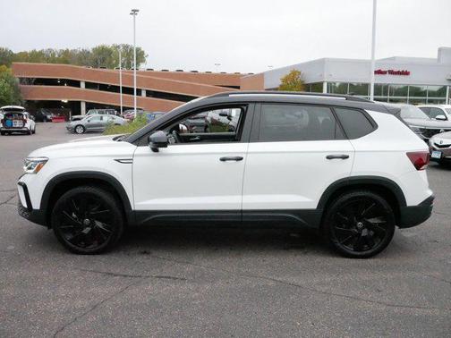 2024 Volkswagen Taos 1.5T SE Black