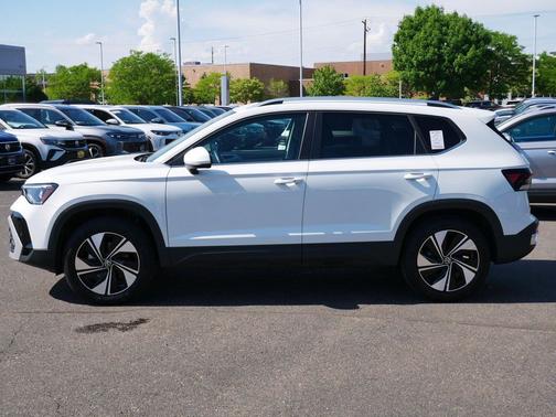 Pure White 2025 Volkswagen Taos 1.5T SE