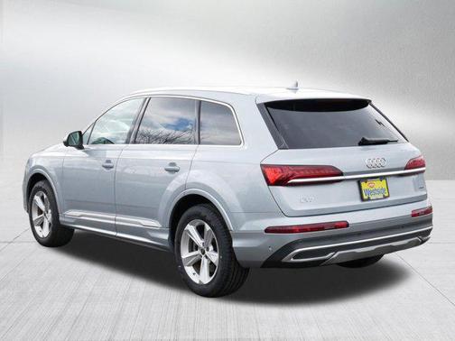 Samurai Gray Metallic 2024 Audi Q7 45 Premium Plus