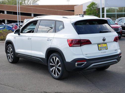 Pure White 2022 Volkswagen Taos 1.5T SE