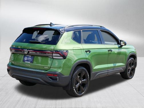 Bright Moss Green Metallic/Deep Black Roof 2025 Volkswagen Taos 1.5T SE Black