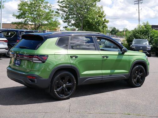 Bright Moss Green Metallic/Deep Black Roof 2025 Volkswagen Taos 1.5T SE Black