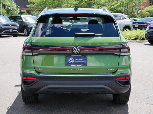 Bright Moss Green Metallic/Deep Black Roof 2025 Volkswagen Taos 1.5T SE Black