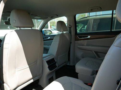 2025 Volkswagen Atlas 2.0T SE w/Technology 4MOTION