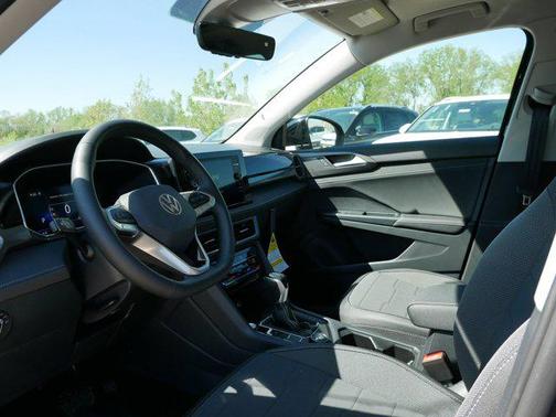 2025 Volkswagen Taos 1.5T SE Black