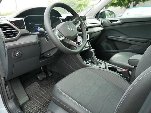 2025 Volkswagen Taos 1.5T SE Black