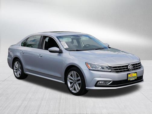 Reflex Silver Metallic 2017 Volkswagen Passat 1.8T SE w/Technology