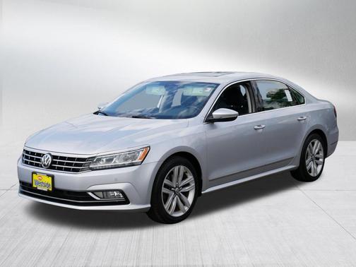 Reflex Silver Metallic 2017 Volkswagen Passat 1.8T SE w/Technology
