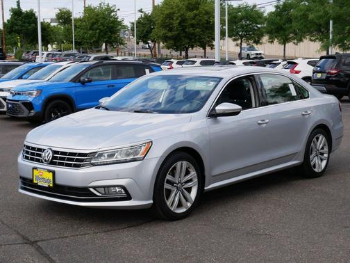 Reflex Silver Metallic 2017 Volkswagen Passat 1.8T SE w/Technology