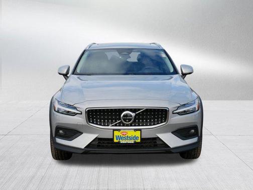 2025 Volvo V60 Cross Country Plus, B5 AWD Gas (mild hybrid)