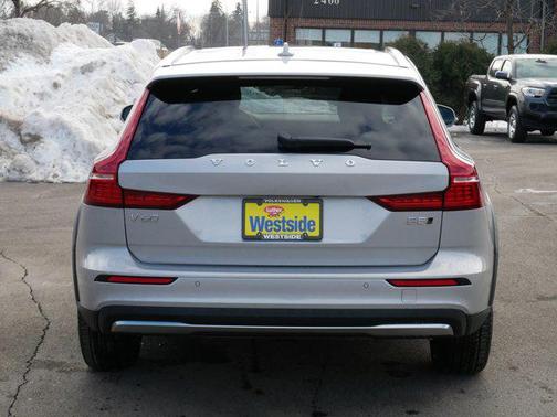 2025 Volvo V60 Cross Country Plus, B5 AWD Gas (mild hybrid)