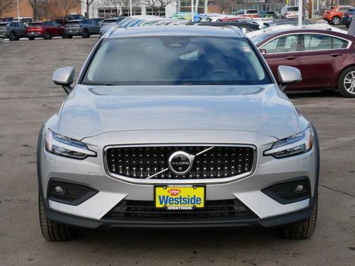 2025 Volvo V60 Cross Country Plus, B5 AWD Gas (mild hybrid)