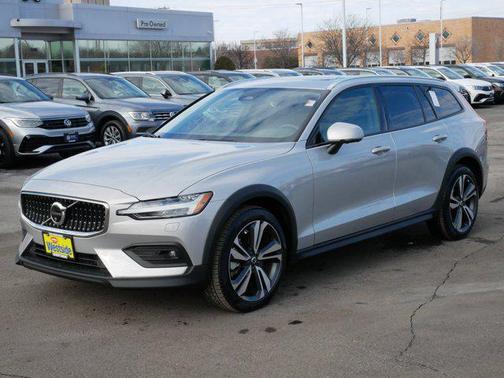 2025 Volvo V60 Cross Country Plus, B5 AWD Gas (mild hybrid)