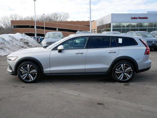 2025 Volvo V60 Cross Country Plus, B5 AWD Gas (mild hybrid)