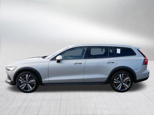 2025 Volvo V60 Cross Country Plus, B5 AWD Gas (mild hybrid)