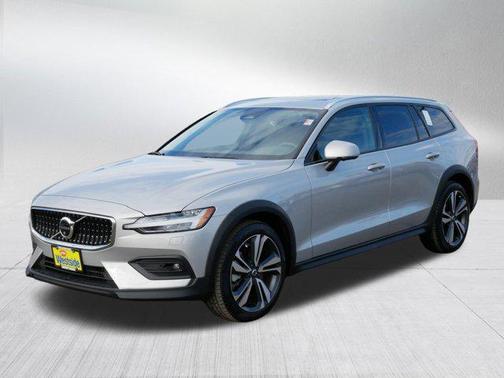 2025 Volvo V60 Cross Country Plus, B5 AWD Gas (mild hybrid)