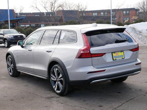 2025 Volvo V60 Cross Country Plus, B5 AWD Gas (mild hybrid)