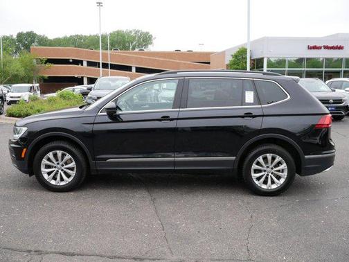 Deep Black Pearl Metallic 2018 Volkswagen Tiguan 2.0T SE 4MOTION