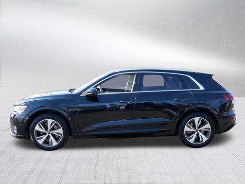 Mythos Black Metallic 2024 Audi Q8 e-tron Premium Plus