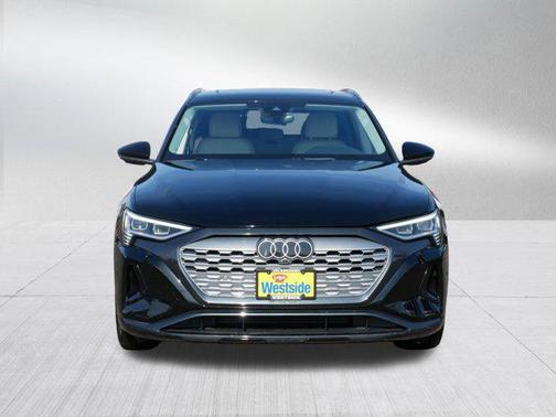 Mythos Black Metallic 2024 Audi Q8 e-tron Premium Plus