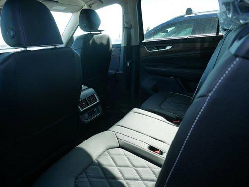 Avocado Green Pearl 2026 Volkswagen Atlas 2.0T SEL Premium R-Line 4MOTION