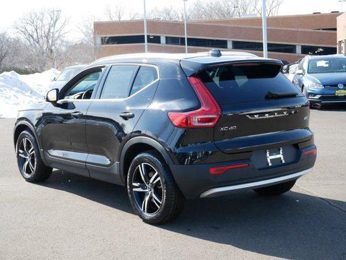 2025 Volvo XC40 B5 Core Bright Theme