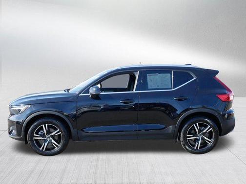 2025 Volvo XC40 B5 Core Bright Theme