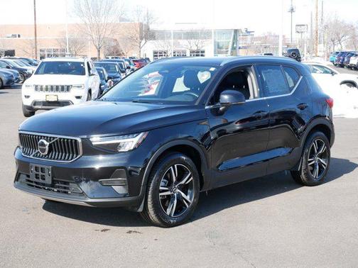 2025 Volvo XC40 B5 Core Bright Theme