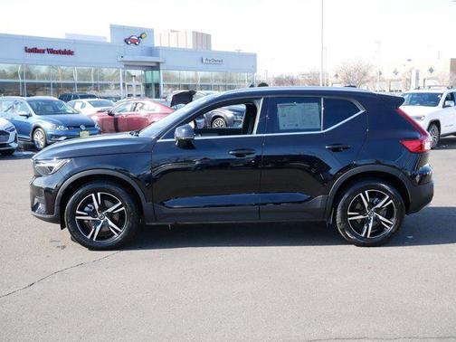 2025 Volvo XC40 B5 Core Bright Theme