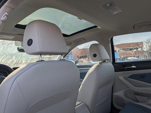 Deep Black Pearl 2026 Volkswagen Jetta 1.4T SE